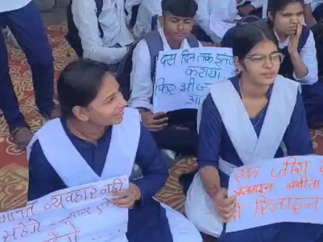 भोपाल में शिक्षिका के निलंबन की मांग पर फिर धरने पर बैठे छात्र, बोले- अब करेंगे सड़क जाम