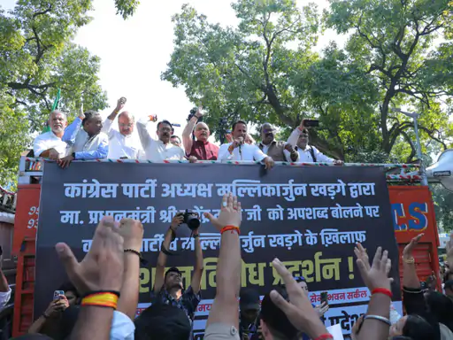 खड़गे की कथित टिप्पणी के विरोध में दिल्ली BJP का प्रदर्शन, हर्ष मल्होत्रा समेत 200 कार्यकर्ता हिरासत में