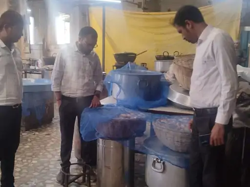 दिवाली से पहले बिलासपुर में मिठाई दुकानों पर जांच, 3 दुकानों से मावा-कुंदा और काजू कतली के सैंपल लिए