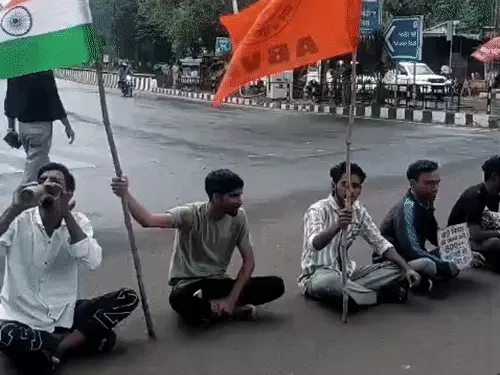 भोपाल में वर्ग-3 शिक्षक अभ्यर्थियों का चक्काजाम, नियुक्ति पत्र की मांग पर सड़क पर लेटकर किया प्रदर्शन