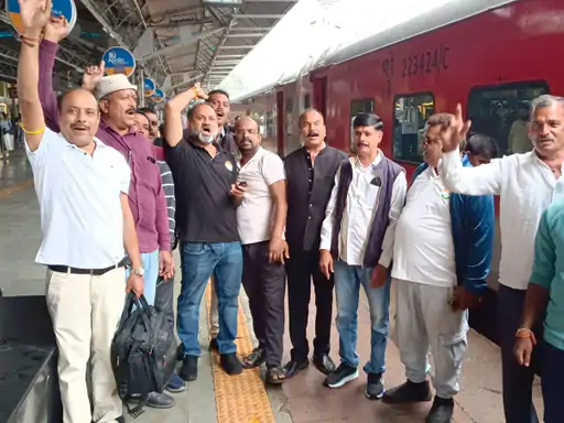 दिल्ली की महारैली के लिए जबलपुर से रवाना हुए कांग्रेस कार्यकर्ता, 1000 के पहुंचने का दावा