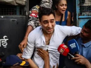 Imran Khan News: भारत छोड़ने के नोटिस के खिलाफ हाईकोर्ट पहुंचे एक्टर, OCI Card रद्द करने पर मांगा गया जवाब Imran Khan News: भारत छोड़ने के नोटिस के खिलाफ हाईकोर्ट पहुंचे एक्टर, OCI Card रद्द करने पर मांगा गया जवाब
