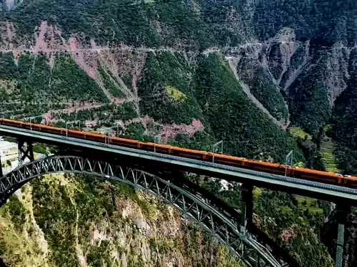दुनिया के सबसे ऊंचे Railway Bridge पर 100 किमी/घंटे की रफ्तार से दौड़ी ट्रेन