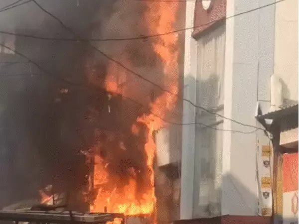 Bhopal New Market Fire न्यू मार्केट में भड़की भीषण आग, 25 फीट तक उठीं लपटें