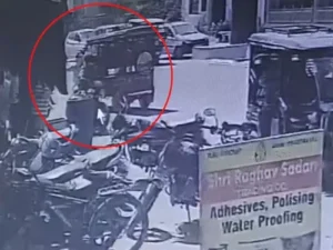Firing in Front of Police Station: थाने के सामने दुकान संचालक पर गोलियां, बाइक सवार हमलावरों का Live Video आया सामने