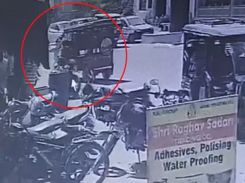 Firing in Front of Police Station: थाने के सामने दुकान संचालक पर गोलियां, बाइक सवार हमलावरों का Live Video आया सामने