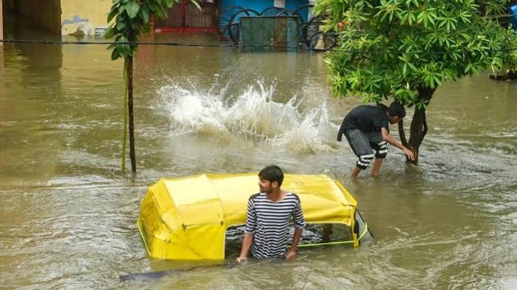 Weather केरल में आंधी से उड़ी School की छत, लखनऊ में 40 हजार घरों में पानी
