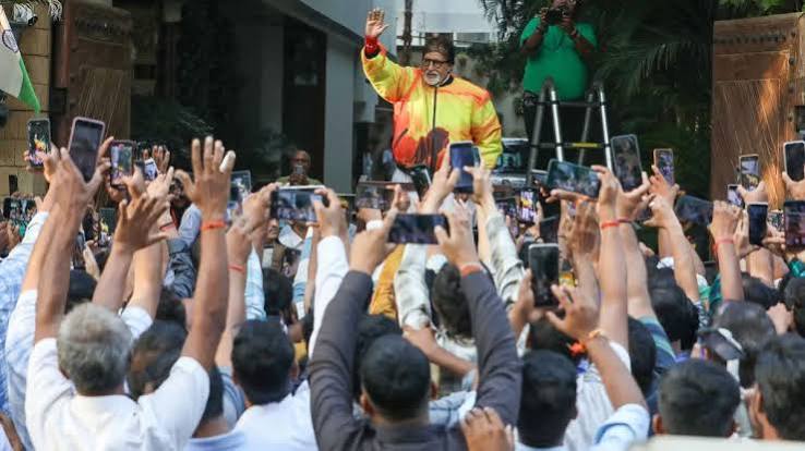 Amitabh Bachchan Birthday महानायक के जन्मदिन पर घर के बाहर उमड़ी भीड़, फैंस ने जमकर किया डांस