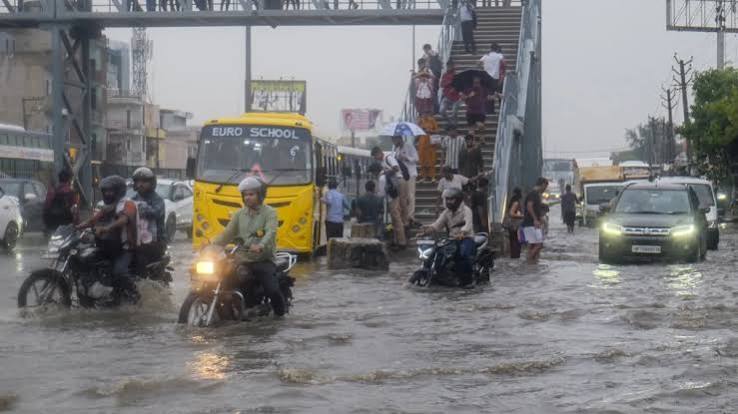 Weather Update: दिल्ली-NCR में तेज बारिश, लखनऊ में बाढ़ और राजस्थान में ओले