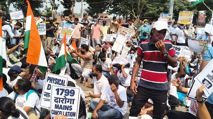 Patna SIR Protest: पटना में छात्रों का हंगामा, बैरिकेडिंग तोड़ी; छात्राओं को खींचकर ले जाने का आरोप