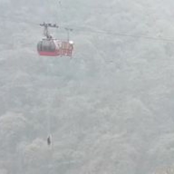 गुलमर्ग रोपवे में तकनीकी खराबी, 300 पर्यटकों का 7 घंटे लंबा रेस्क्यू ऑपरेशन: हवा में फंसी 65 ट्रॉली, 500 फीट ऊंचाई पर थे लोग