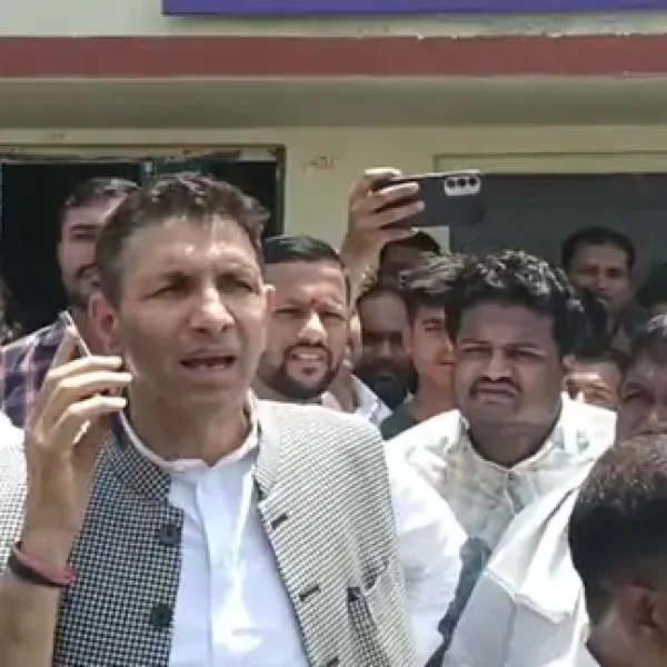 सागर मंडी  हड़ताल से खरीदी ठप, किसानों ने किया चक्काजाम; जीतू पटवारी ने कलेक्टर को लगाई फटकार