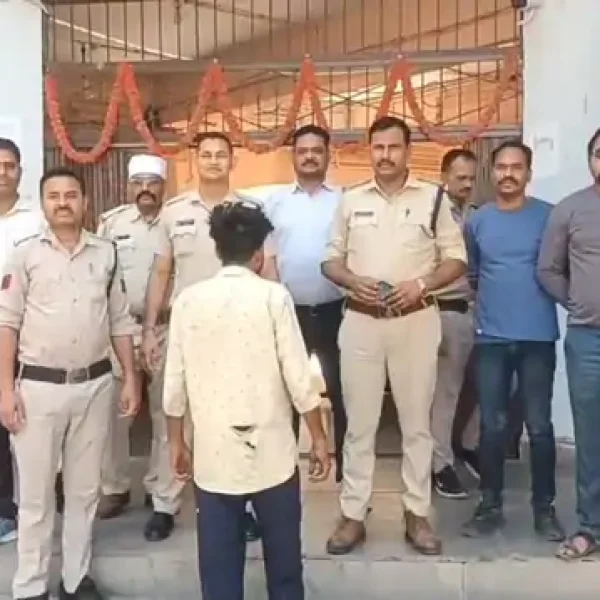 सागर में दिल्ली नंबर कार से अवैध शराब बरामद: हादसे के बाद खुला राज, एक गिरफ्तार, 3 फरार