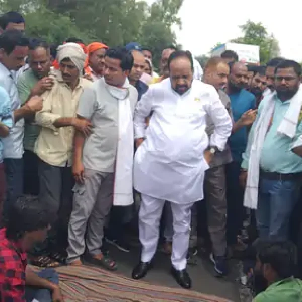 सागर में युवक की मौत के बाद चक्काजाम: सड़क पर शव रखकर बैठे ग्रामीण, 3 घंटे तक लगा जाम