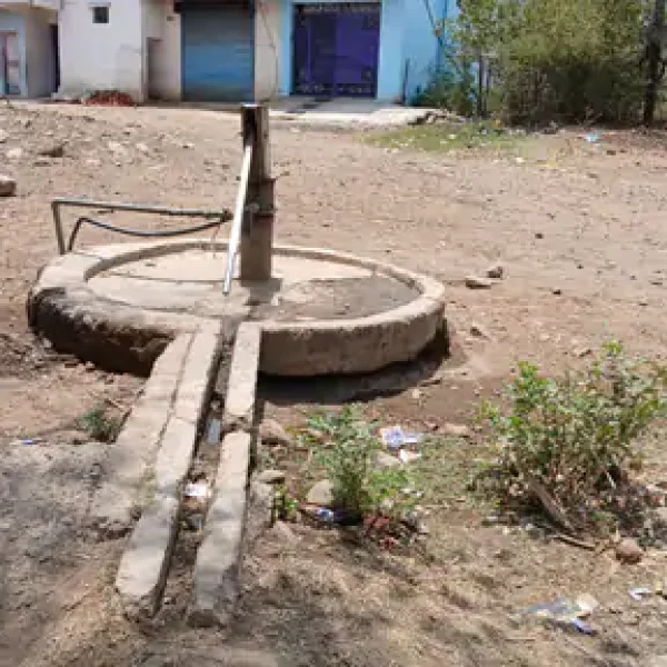 सागर के गांव में पानी के लिए त्राहिमाम: 2 किमी दूर से पानी ला रहे लोग, टंकी बनी लेकिन एक बूंद नहीं मिली