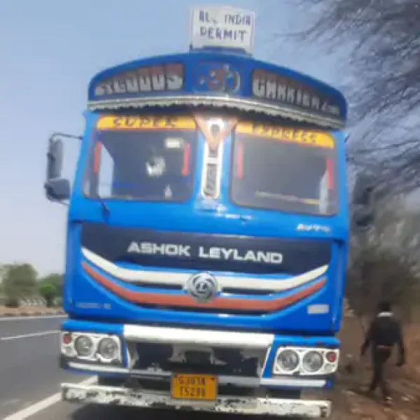 सागर में तेज रफ्तार ट्रक ने बाइक सवार दो छात्रों को कुचला: कॉलेज जाते समय दर्दनाक मौत, हाईवे पर चक्काजाम