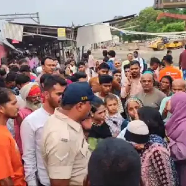 चलती ट्रेन में चढ़ते समय महिला फिसली, प्लेटफॉर्म और ट्रेन के बीच गिरी, समय रहते बची जान