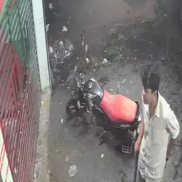 सागर में शराब दुकान पर पुलिसकर्मियों के हंगामे का CCTV सामने आया, गाली-गलौज और धमकी के आरोप