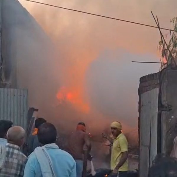Gwalior Fire News: फोम गोदाम में भीषण आग, तपिश से जिम की मशीनें पिघलीं
