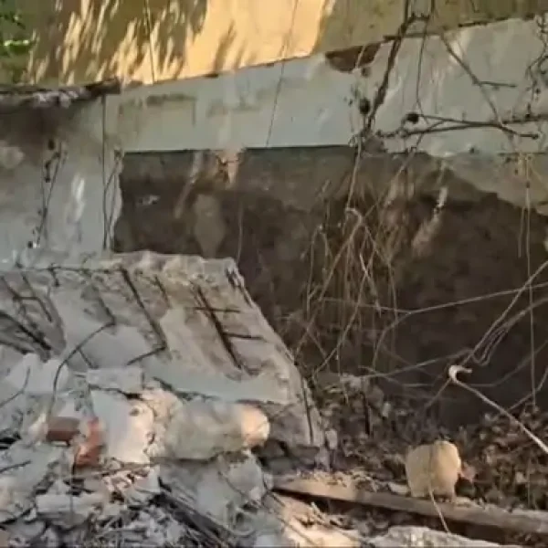 खंडवा में बड़ा हादसा: जर्जर रेलवे भवन गिरा, कर्मचारी की मौत, एक घायल