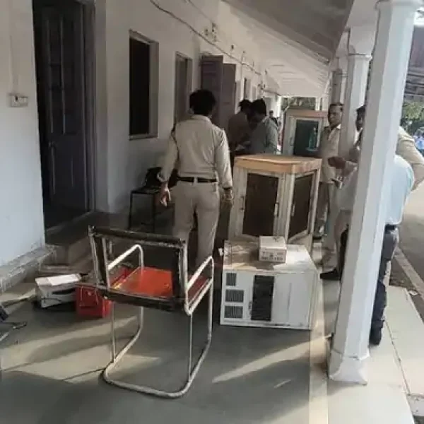 36 लाख के एरियर भुगतान न करने पर PWD दफ्तर में दोबारा कुर्की कार्रवाई