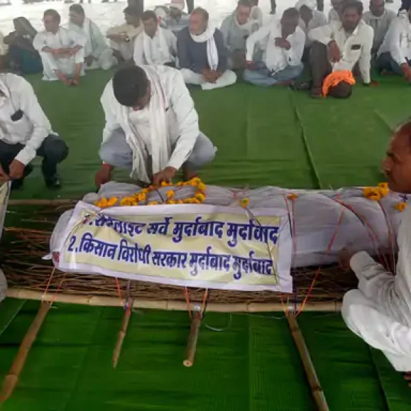 खंडवा में किसानों का अनोखा विरोध: सरकार की निकाली ‘अर्थी’, सैटेलाइट सर्वे और खरीदी व्यवस्था पर उठाए सवाल