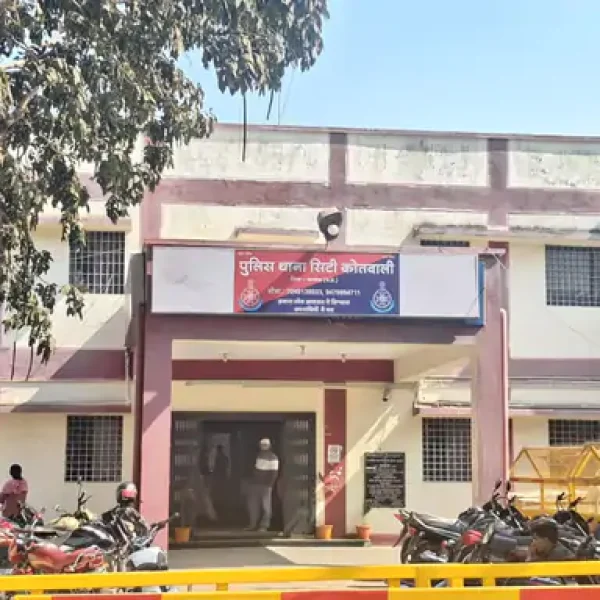 खंडवा में बैंक के कब्जे वाले मकान में घुसा परिवार, 4 पर केस दर्ज