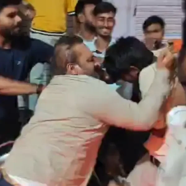 गुना में चेन स्नैचर को लोगों ने दौड़ाकर पकड़ा: महिला की चेन छीनकर भाग रहा था बदमाश, जमकर हुई धुनाई