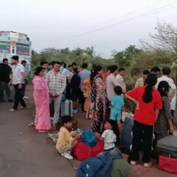 गुना में खाई में गिरी स्लीपर बस, 5 गंभीर घायल: महाकाल दर्शन को जा रहे श्रद्धालुओं में मची चीख-पुकार