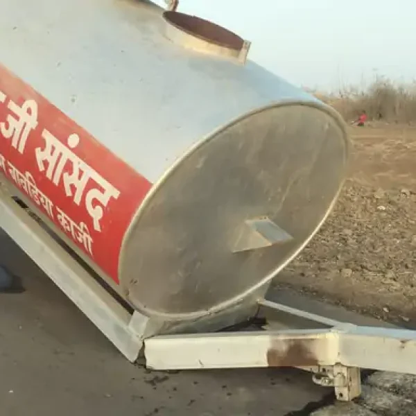 खंडवा में सांसद-विधायक के दिए पानी टैंकर बने मुसीबत, 4 महीने में ही टूटा टैंकर