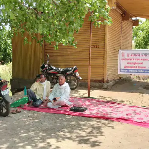 खंडवा में नगर परिषद पर भ्रष्टाचार के आरोप, कांग्रेस पार्षद ने शुरू किया आमरण अनशन