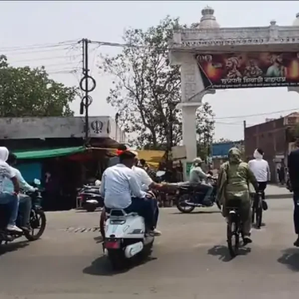 खंडवा विधायक कंचन तनवे साइकिल से पहुंचीं दादा दरबार, PM मोदी की अपील से ली प्रेरणा