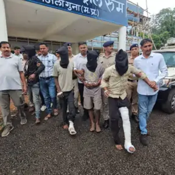 गुना गैंगरेप प्रयास केस: आरोपियों के अवैध मकानों पर चला बुलडोजर, वन भूमि से हटाया अतिक्रमण
