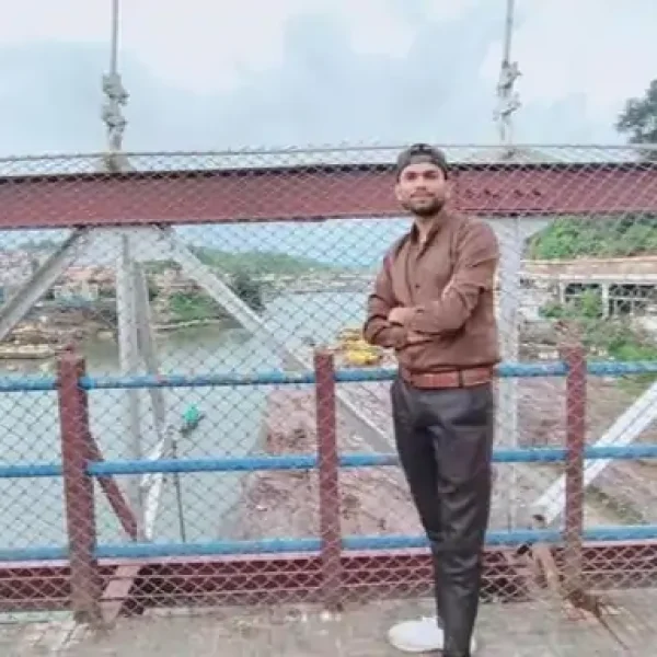 खंडवा-इंदौर हाईवे पर दर्दनाक हादसा, आंधी में गिरे पेड़ से टकराई बाइक; 4 महीने पहले हुई शादी, युवक की मौत