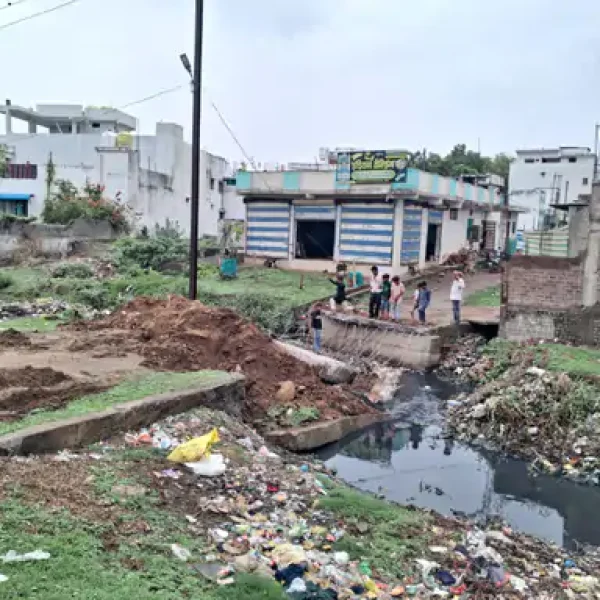 खंडवा में बरसाती नाले पर बने चार रास्तों पर चला बुलडोजर, जुम्मे की नमाज के दौरान हुई कार्रवाई पर उठे सवाल