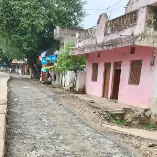 खंडवा में सीसी रोड निर्माण पर सवाल, ग्रामीणों ने घटिया सामग्री इस्तेमाल करने का लगाया आरोप