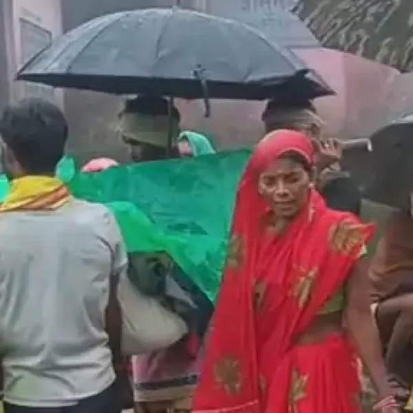 छिंदवाड़ा में गर्भवती महिला को 8 किमी डोली में ले गए ग्रामीण, अस्पताल में गर्भस्थ शिशु की मौत