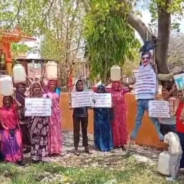 सीहोर में जल संकट पर महिलाओं का उग्र प्रदर्शन: सूखे हैंडपंप से बांधा PHE अधिकारियों का पुतला