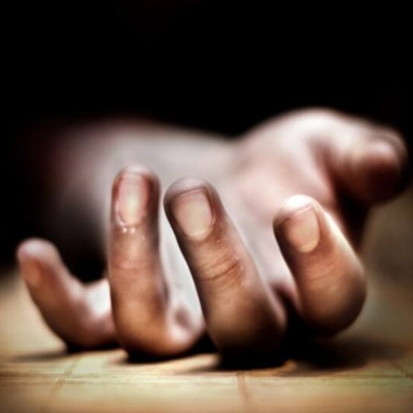 Bhopal से एक बेहद दुखद खबर सामने आई है। यहां एक बीटेक छात्र की मौत हो गई, जिससे उसके परिवार और दोस्तों में गहरा सदमा है। बताया जा रहा है कि छात्र ने आखिरी बार अपने एक दोस्त को फोन किया था। बातचीत के दौरान उसने बताया कि उसने जहर खा लिया है और कुछ ही समय में घर पहुंचने की बात कही। इसके बाद स्थिति बिगड़ती चली गई। परिवार के लोग जब तक उसे संभाल पाते, तब तक काफी देर हो चुकी थी। उसे तुरंत अस्पताल ले जाया गया, लेकिन डॉक्टर उसे बचा नहीं सके। इस घटना के बाद पूरे इलाके में शोक का माहौल है। पुलिस मामले की जांच कर रही है और यह जानने की कोशिश की जा रही है कि आखिर ऐसी नौबत क्यों आई। यह घटना एक गंभीर याद दिलाती है कि किसी भी परेशानी में अकेले रहने के बजाय अपने करीबी लोगों से बात करना कितना जरूरी होता है।