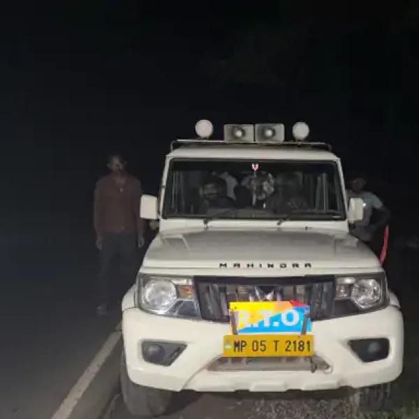 सीहोर में ‘RTO’ लिखी संदिग्ध गाड़ी से अवैध लकड़ी जब्त, तस्कर जंगल में फरार