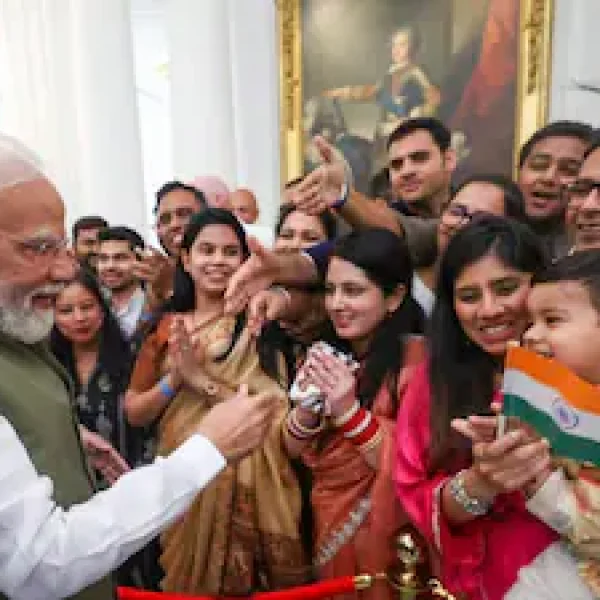 PM Modi France Visit: फ्रांस पहुंचे प्रधानमंत्री मोदी, भारतीय समुदाय ने किया भव्य स्वागत