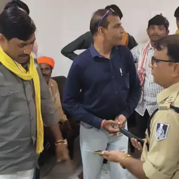 बड़वानी में बीईओ को हटाने की मांग पर प्रदर्शन, सेंधवा विधायक को डेढ़ घंटे कार्यालय में रोका