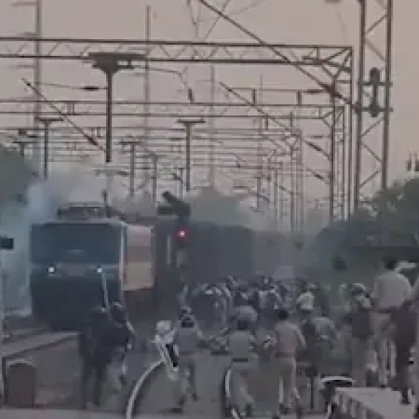 Patna Railway Station पर छात्रों का हंगामा, 6 घंटे तक रुकी ट्रेनें