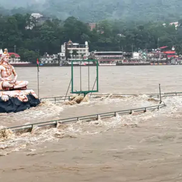 देश के कई राज्यों में बारिश का कहर, UP में घर डूबे; हिमाचल-उत्तराखंड में लैंडस्लाइड से मौतें