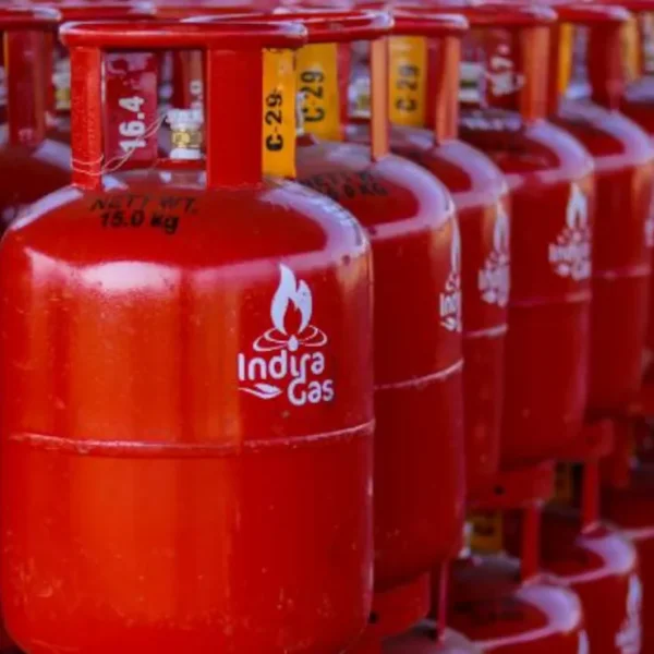 LPG Price Hike: घरेलू गैस सिलेंडर के दाम बढ़े, आम लोगों पर बढ़ा बोझ