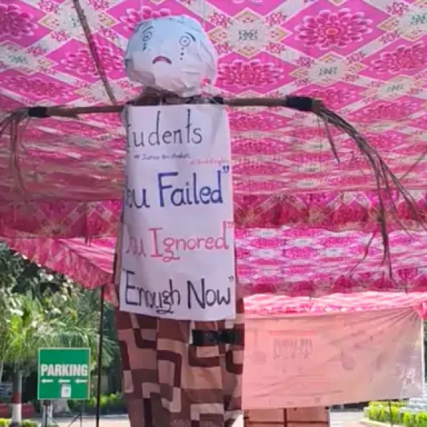 Gwalior Student Protest: LNIPE गेट पर पुतला लटकाकर छात्रों का विरोध, धरना 12वें दिन भी जारी