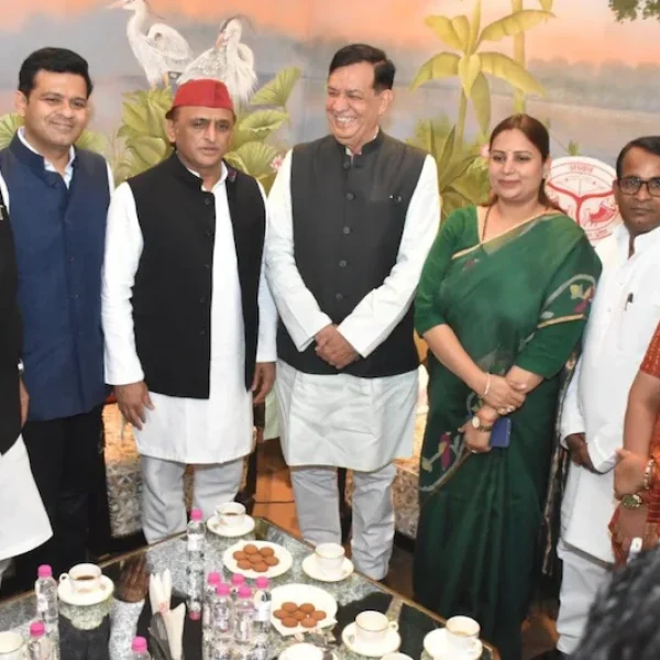 Akhilesh Yadav और Dhanraj Nathwani के साथ दिखे मंत्री Rakesh Sachan, क्रॉस वोटिंग की अटकलें तेज