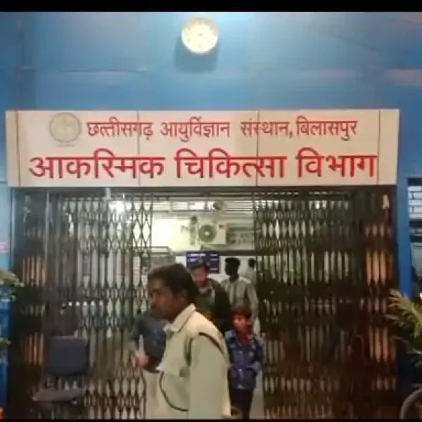 बिलासपुर में तेज रफ्तार हाईवा का कहर, स्कूटी सवार युवक की मौत; दो साथी गंभीर घायल