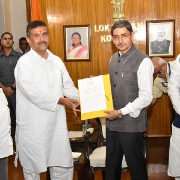 सुवेंदु अधिकारी होंगे बंगाल के नए CM, राज्यपाल से मिलकर पेश किया सरकार बनाने का दावा