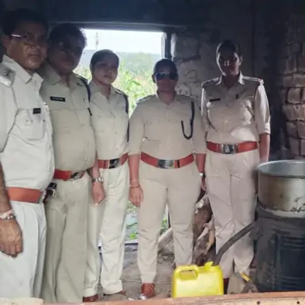 भोपाल में अवैध शराब पर आबकारी विभाग की कार्रवाई, दो हाथ भट्टियां मिलीं; वाइन शॉप पर भी जुर्माना